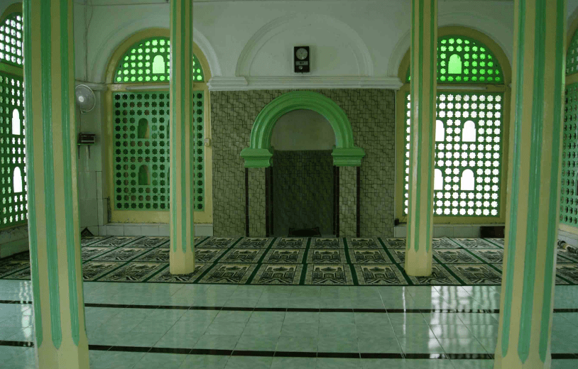 interior masjid layur